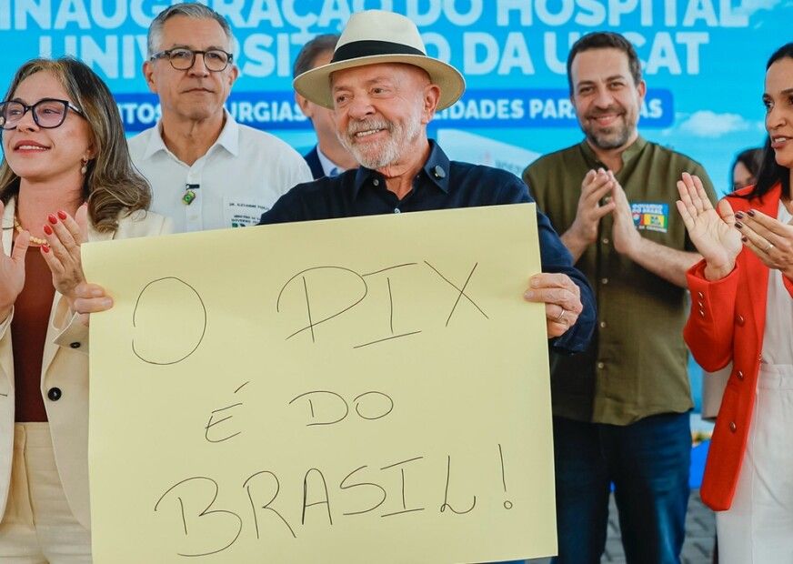 O presidente Luiz Inácio Lula da Silva segura faixa "Pix é do Brasil" durante Anúncio à imprensa sobre a inauguração do Instituto Federal Goiano