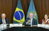 Lula em reunião ministerial ao lado de Geraldo Alckmin e da ministra da Casa Civil