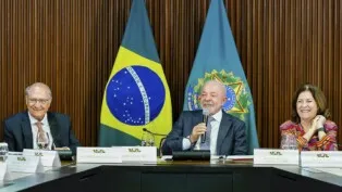 Lula em reunião ministerial ao lado de Geraldo Alckmin e da ministra da Casa Civil