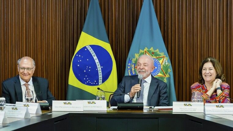 Lula em reunião ministerial ao lado de Geraldo Alckmin e da ministra da Casa Civil