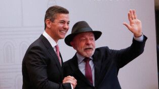 Lula com o presidente do Paraguai na cúpula do Mercosul