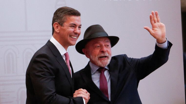Lula com o presidente do Paraguai na cúpula do Mercosul