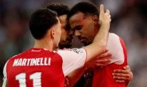 Marqunhos e Gabriel Martinell consolam Gabriel Magalhães após zagueiro do Arsenal errar pênalti decisivo na final da Champions