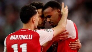 Marqunhos e Gabriel Martinell consolam Gabriel Magalhães após zagueiro do Arsenal errar pênalti decisivo na final da Champions