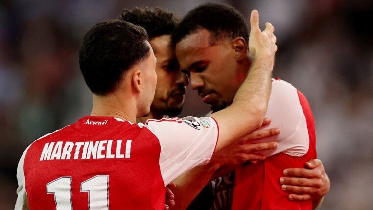 Marqunhos e Gabriel Martinell consolam Gabriel Magalhães após zagueiro do Arsenal errar pênalti decisivo na final da Champions