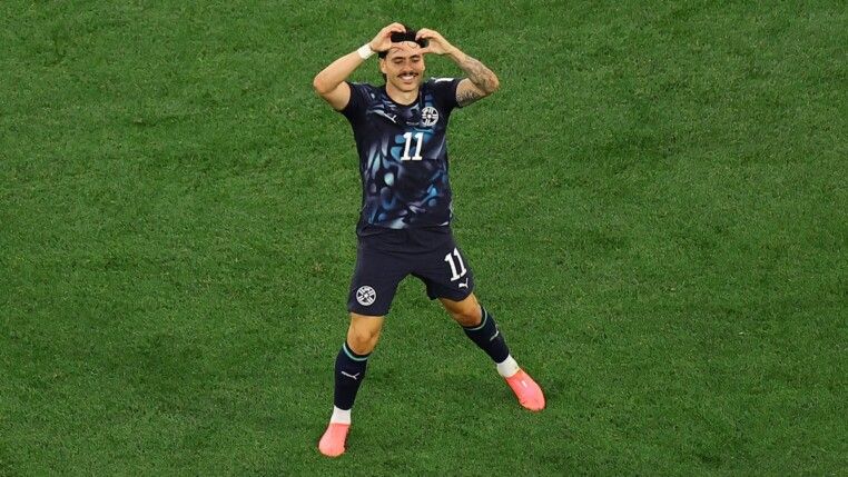 Maurício comemora o gol de honra do Paraguai na derrota por 4 a 1 para os Estados Unidos, pela primeira rodada do Grupo D da Copa do Mundo de 2022, em Los Angeles