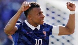 Kylian Mbappé comemora a vitória da França sobre Senegal pela Copa do Mundo de 2026, no estádio New York/New Jersey, em East Rutherford, Nova Jersey
