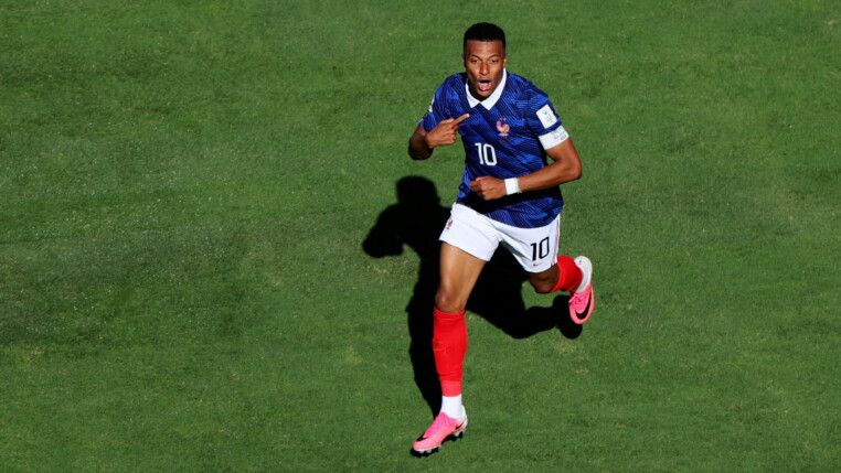 Kylian Mbappé comemora gol pela França contra Senegal na Copa do Mundo