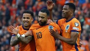 O holandês Memphis Depay comemora o segundo gol da seleção ao lado de Justin Kluivert e Denzel Dumfries