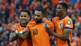O holandês Memphis Depay comemora o segundo gol da seleção ao lado de Justin Kluivert e Denzel Dumfries