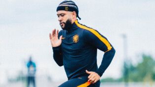 Memphis Depay em treino da Holanda na Copa do Mundo