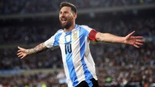 Lionel Messi, da Argentina, comemora após marcar o primeiro gol da Argentina em duelo com a Bolívia, pelas Eliminatórias