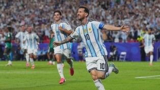 . O argentino Lionel Messi comemora após marcar o segundo gol da vitória da Argentina em Kansas City