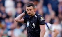O árbitro inglês Michael Oliver
