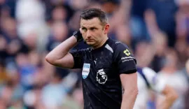 O árbitro inglês Michael Oliver