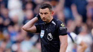 O árbitro inglês Michael Oliver