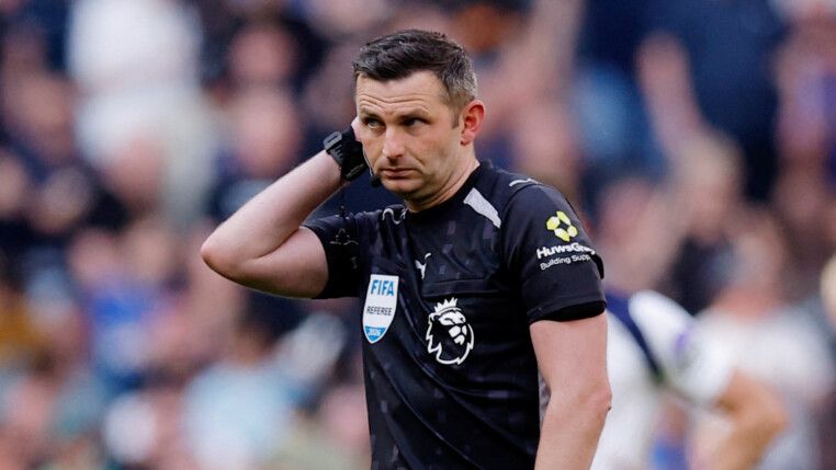 O árbitro inglês Michael Oliver