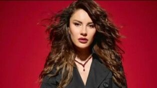 A atriz turca Ece Irtem