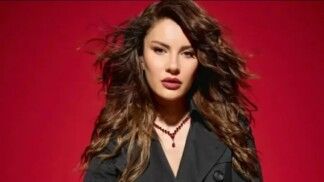 A atriz turca Ece Irtem