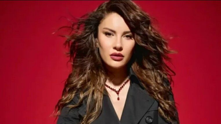 A atriz turca Ece Irtem