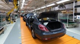 Carro montado está na linha de montagem Equipamento robótico faz a montagem do carro Montagem de carro moderno na fábrica