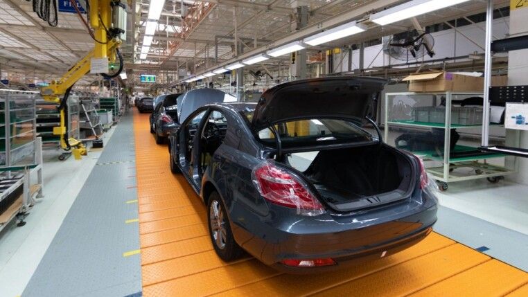 Carro montado está na linha de montagem Equipamento robótico faz a montagem do carro Montagem de carro moderno na fábrica