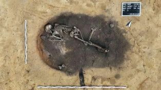 Cova de forno revela mistério: jovem enterrado há 4,5 mil anos