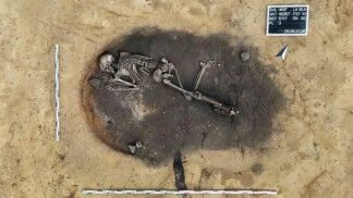 Cova de forno revela mistério: jovem enterrado há 4,5 mil anos