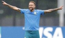 Neymar abre os braços em treino da seleção