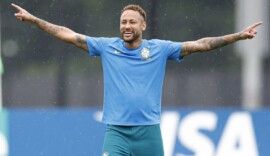 Neymar abre os braços em treino da seleção