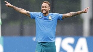 Neymar abre os braços em treino da seleção