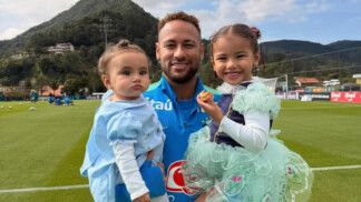 Neymar com Mavie e Mel