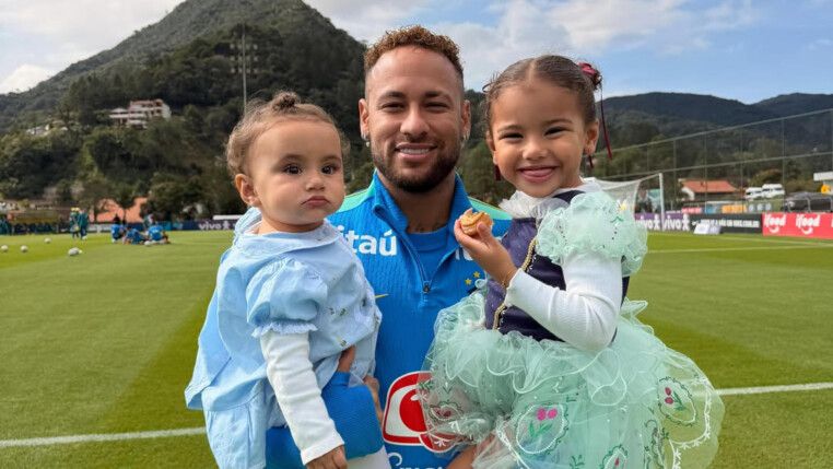 Neymar com Mavie e Mel