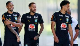 Neymar treina com a seleção