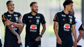 Neymar treina com a seleção