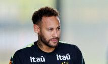 Neymar treina com a seleção brasileira