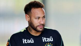 Neymar treina com a seleção brasileira