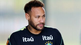 Neymar treina com a seleção brasileira