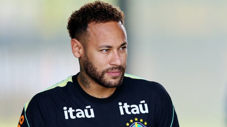 Neymar treina com a seleção brasileira