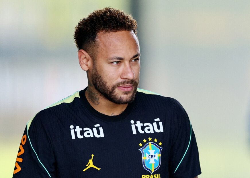 Neymar treina com a seleção brasileira