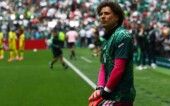 O goleiro mexicano Guillermo Ochoa durante o aquecimento da seleção mexicana