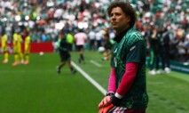 O goleiro mexicano Guillermo Ochoa durante o aquecimento da seleção mexicana