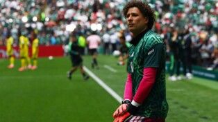 O goleiro mexicano Guillermo Ochoa durante o aquecimento da seleção mexicana
