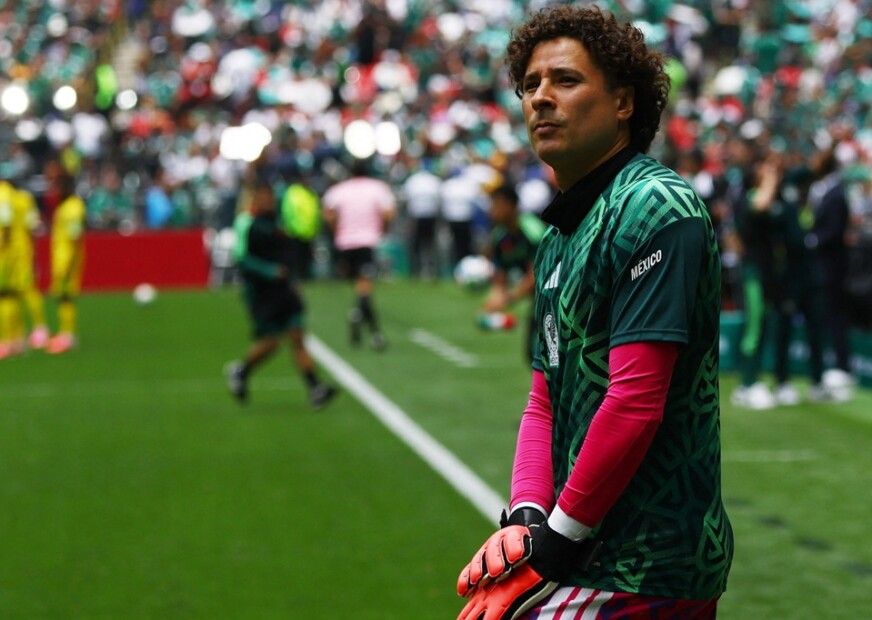 O goleiro mexicano Guillermo Ochoa durante o aquecimento da seleção mexicana