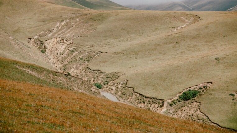 Paisagem De Colinas Onduladas Com Padrões De Erosão