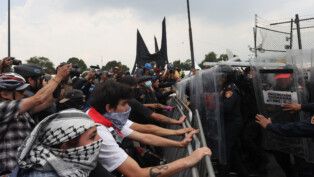 Manifestantes entram em confronto com policiais nos arredores do Estádio Azteca, na Cidade do México