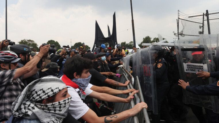 Manifestantes entram em confronto com policiais nos arredores do Estádio Azteca, na Cidade do México