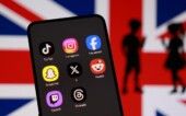 Illustration shows Union Jack flag, social media app icons and a silhouette of children Bandeira do Reino Unido, ícones de aplicativos de redes sociais e a silhueta de crianças aparecem nesta ilustração produzida em 15/06/2026
