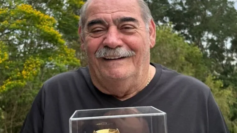 Roberto Rivellino com a réplica da Taça Jules Rimet