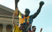 Equatorianos vestem estátua de Rocky na Filadélfia Equatorianos vestem estátua de Rocky na Filadélfia